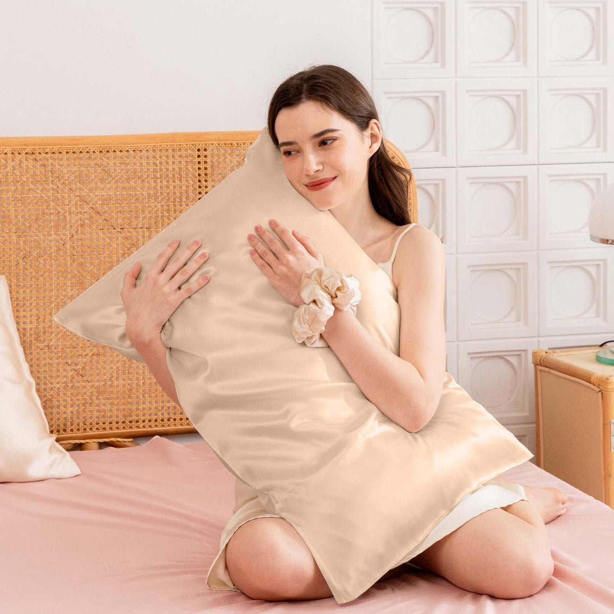1. Souverhome Queen Light Champagne Mulberry Silk Pillowcase